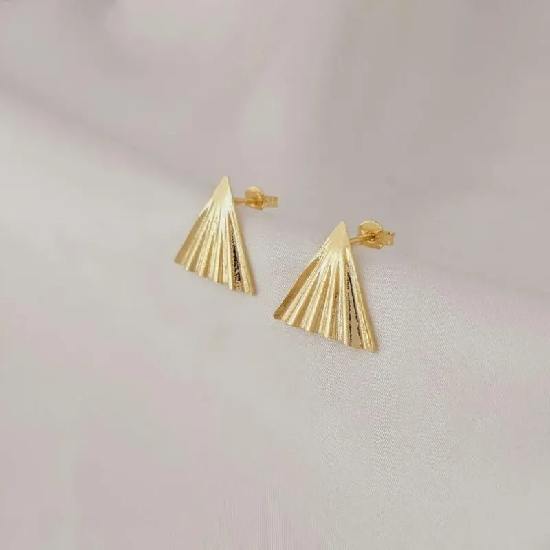 Brinco Piramide banhado a ouro, medindo 1,5x2,0cm