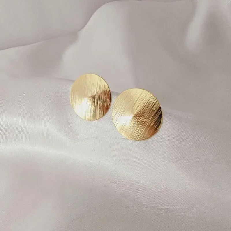 Brinco redondo com textura, banhado a ouro, medindo 2,2cm