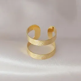 Anel dois fios jateado vazados banhado a ouro, medindo 1,5cm de espessura Anel dois fios jateado vazados banhado a ouro, medindo 1,5cm de espessura