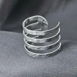 Anel quatro fios jateados vazados, banhado a prata, medindo 1,5cm de espessura Anel quatro fios jateados vazados, banhado a prata, medindo 1,5cm de espessura