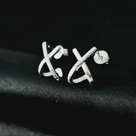 Argola em X, banhada a prata, medindo 1,2x1,0cm Argola em X, banhada a prata, medindo 1,2x1,0cm