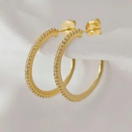 Brinco Argola cravejada com microzirconia, banhado a ouro, medindo 2,6x0,2cm Brinco Argola cravejada com microzirconia, banhado a ouro, medindo 2,6x0,2cm