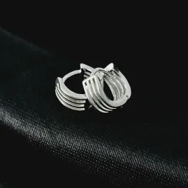 Brinco argola pequena quatro fios, banhado a prata, medindo 0,9cm. Brinco argola pequena quatro fios, banhado a prata, medindo 0,9cm.