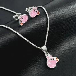 Conjunto Infantil Peppa Pig, banhado a prata, pingente medindo 1,0cm, brinco medindo 0,8cm Conjunto Infantil Peppa Pig, banhado a prata, pingente medindo 1,0cm, brinco medindo 0,8cm