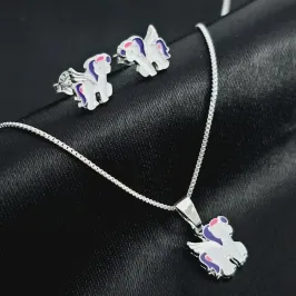 Conjunto Infantil Unicornio, banhado a prata, pingente medindo 1,3cm, brinco medindo 1,0cm Conjunto Infantil Unicornio, banhado a prata, pingente medindo 1,3cm, brinco medindo 1,0cm