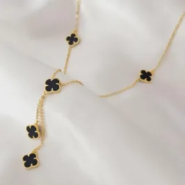 Gargantilha gravata com trevos na cor preta, banhado a ouro, medindo 45cm. Gargantilha gravata com trevos na cor preta, banhado a ouro, medindo 45cm.