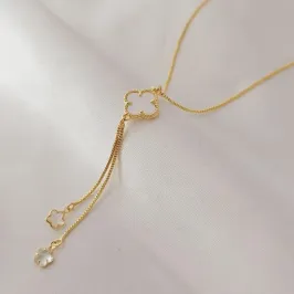 Gargantilha gravata com um trevo branco e dois fios com estrelas cristal na ponta, banhado a ouro, medindo 45cm + 6cm. Gargantilha gravata com um trevo branco e dois fios com estrelas cristal na ponta, banhado a ouro, medindo 45cm + 6cm.