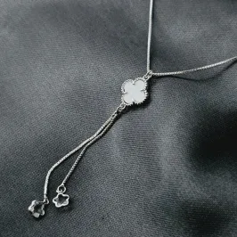 Gargantilha gravata com um trevo branco e dois fios com estrelas cristal na ponta banhado a prata, medindo 45cm + 6cm Gargantilha gravata com um trevo branco e dois fios com estrelas cristal na ponta banhado a prata, medindo 45cm + 6cm