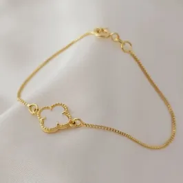 Pulseira com trevo marmorizado branco no meio, banhado a ouro, medindo 28cm. Pulseira com trevo marmorizado branco no meio, banhado a ouro, medindo 28cm.