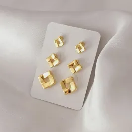 Trio de brincos quadrados texturizados medindo(0,7cm; 0,5cm; 0,4cm), banhado a ouro Trio de brincos quadrados texturizados medindo(0,7cm; 0,5cm; 0,4cm), banhado a ouro