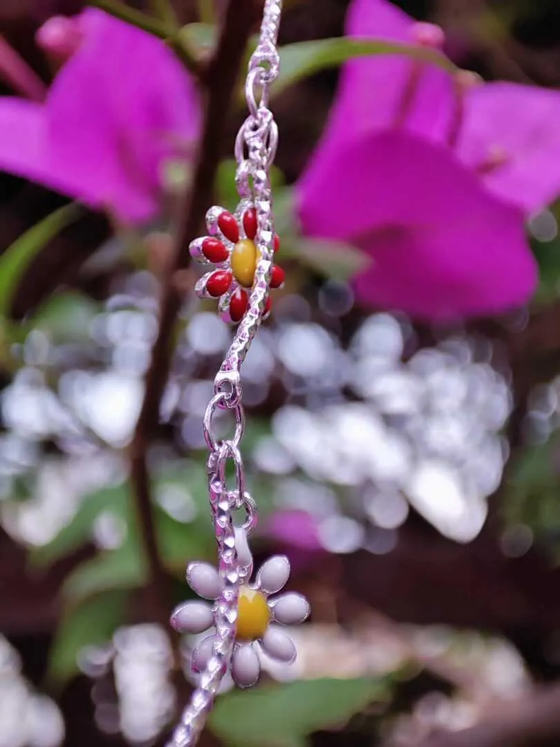 PULSEIRA CANINHOS COM PINGENTE DE FLORES COLORIDAS BP