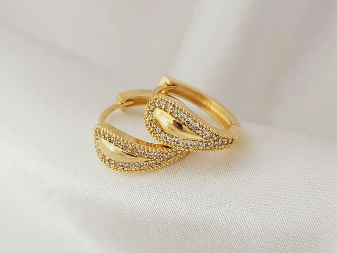Argola com detalhes microzirconia, banhada a ouro, medindo 1,5x0,6cm