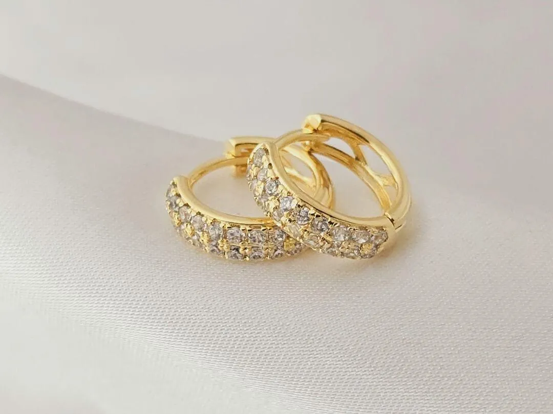Argola com microzirconia cravejada, banhado a ouro, medindo 1,3x0,3cm
