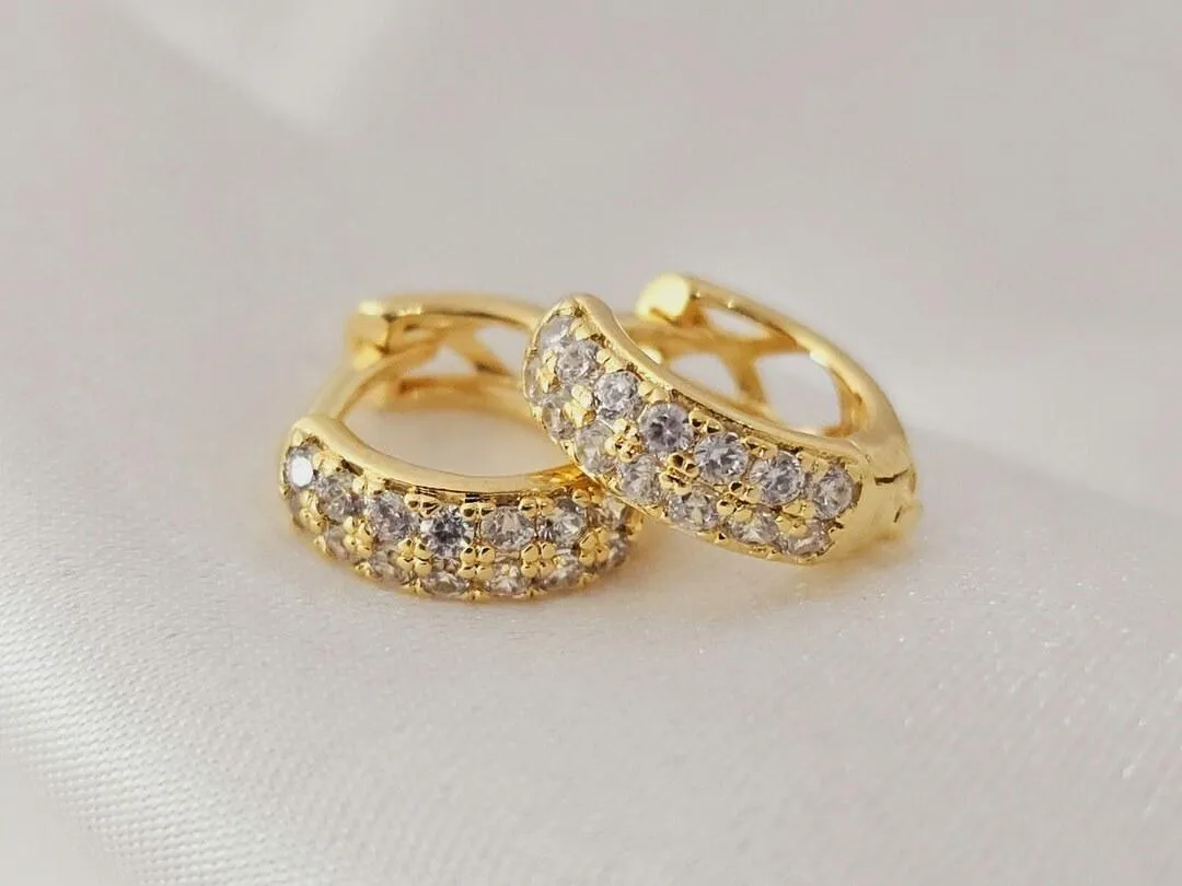 Argolinha cravejada com microzirconia, banhada a ouro, medindo 1,0x0,4cm