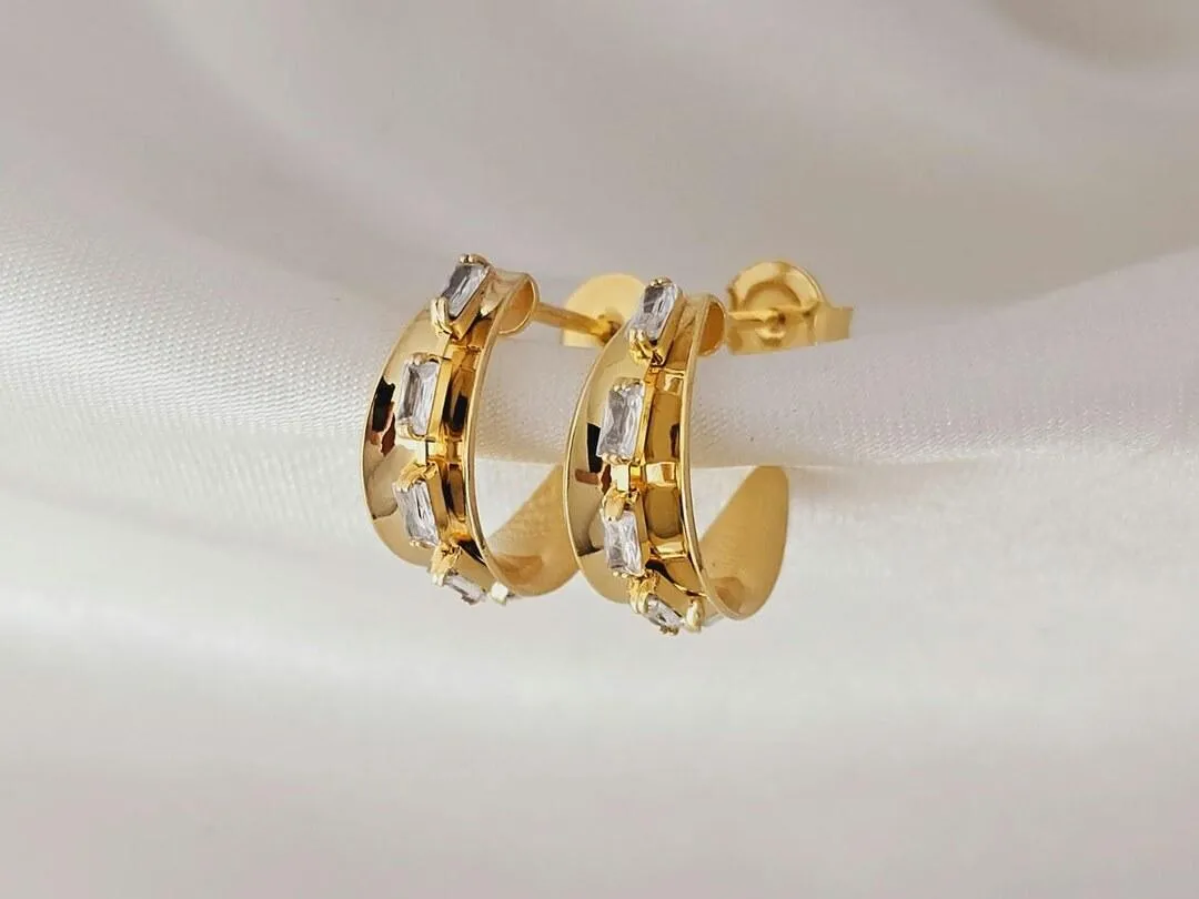Argolinha com pedras de zirconias quadradas, banhada a ouro, medindo 1,5x0,6cm