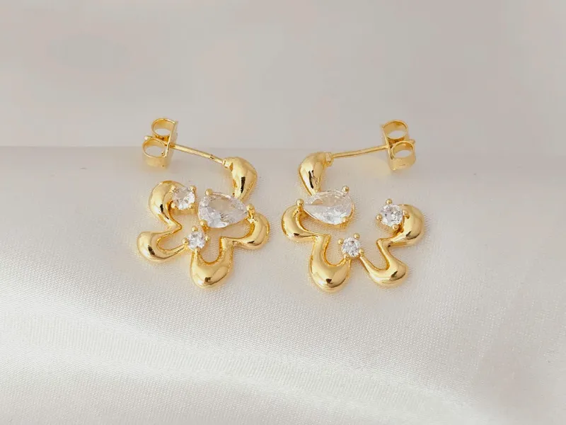 Brinco Argola Flor aberta lisa com zirconia, banhada a ouro, medindo 2,1x1,8cm