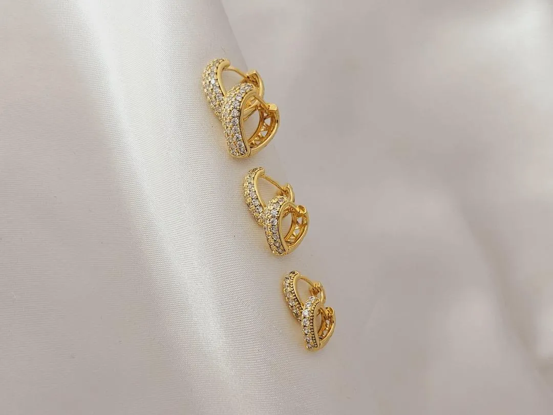 Trio de brincos, argola coração cravejada, medindo (1,5cm; 1,2cm; 1cm), banhado a ouro