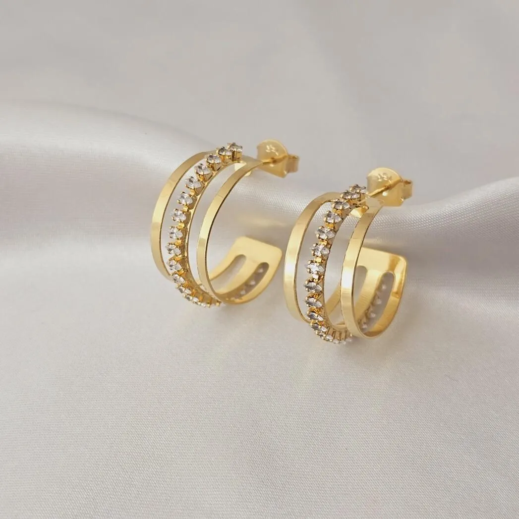 Argola 3 fios sendo 1 de zirconia, banhado a ouro, medindo 2,5x1,0cm