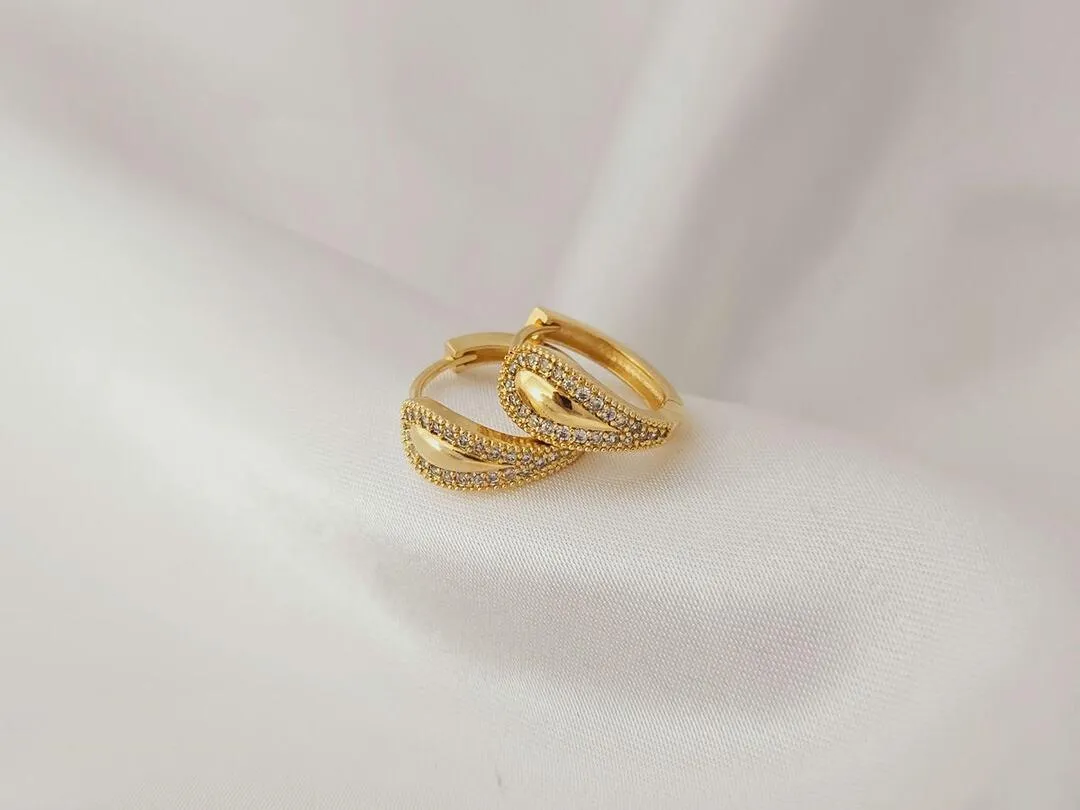 Argola com detalhes microzirconia, banhada a ouro, medindo 1,5x0,6cm