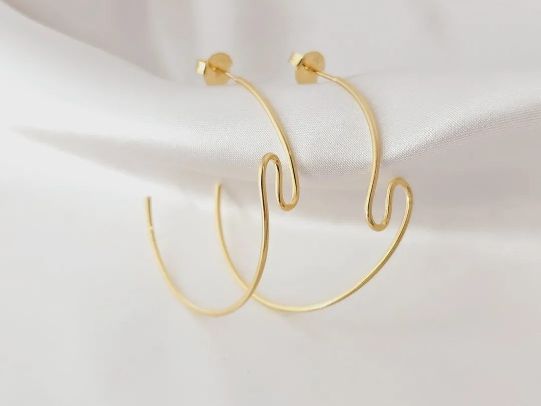 Argola com fio liso e zigzag no centro banhado a ouro