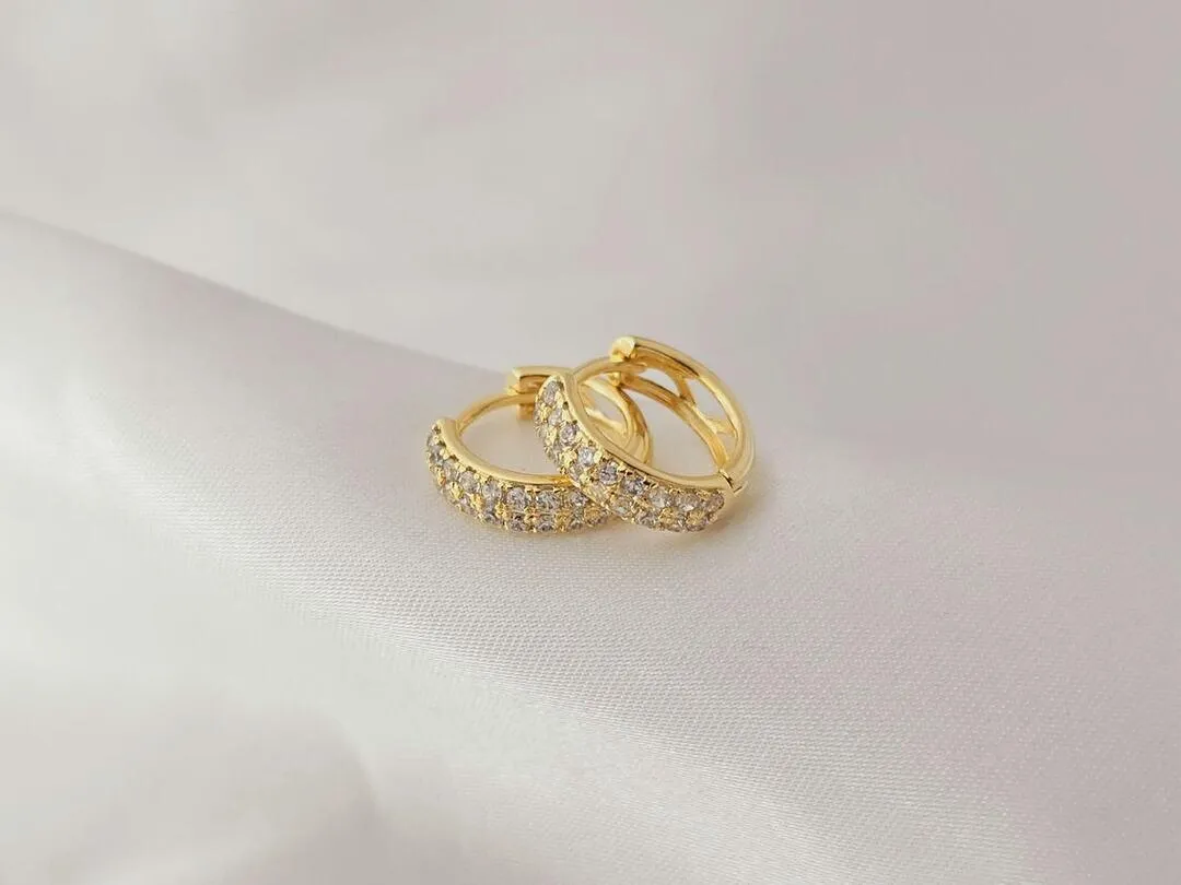 Argola com microzirconia cravejada, banhado a ouro, medindo 1,3x0,3cm