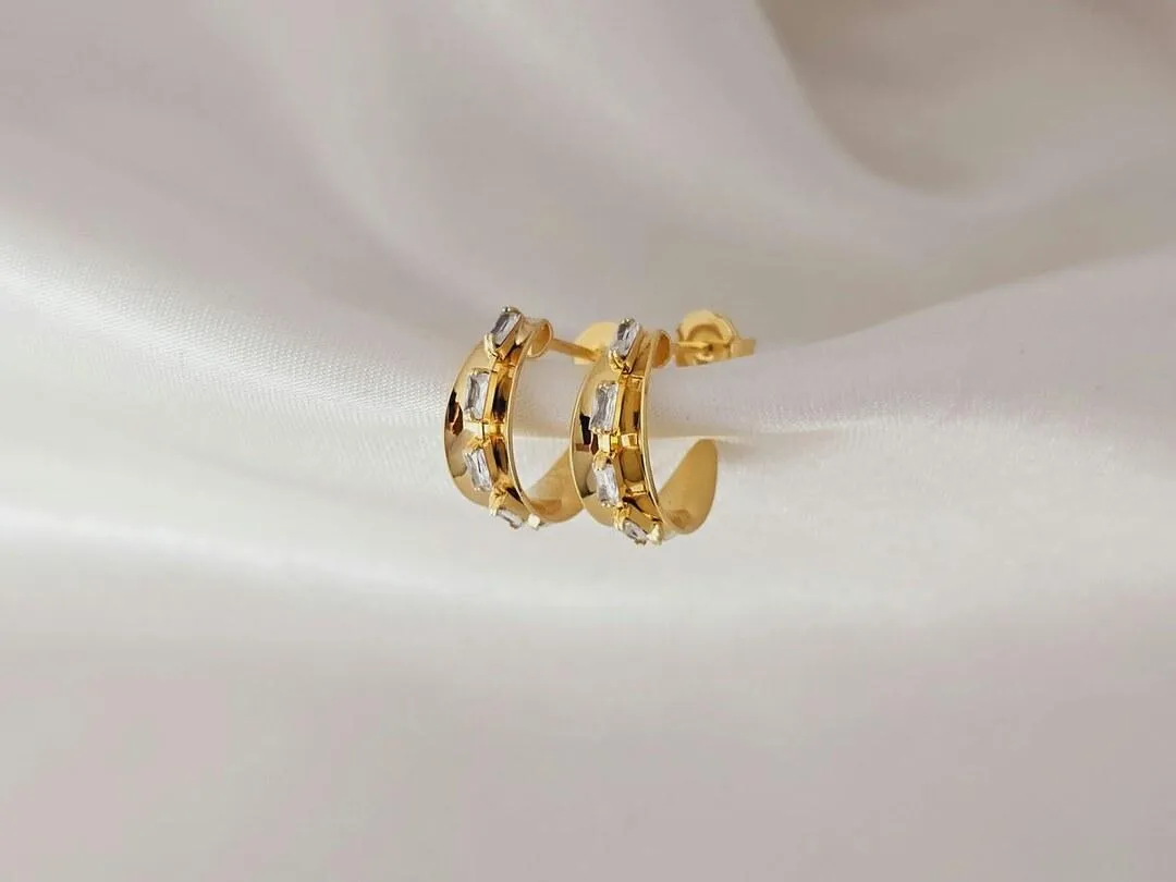 Argolinha com pedras de zirconias quadradas, banhada a ouro, medindo 1,5x0,6cm