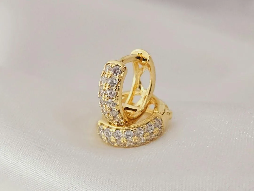 Argolinha cravejada com microzirconia, banhada a ouro, medindo 1,0x0,4cm