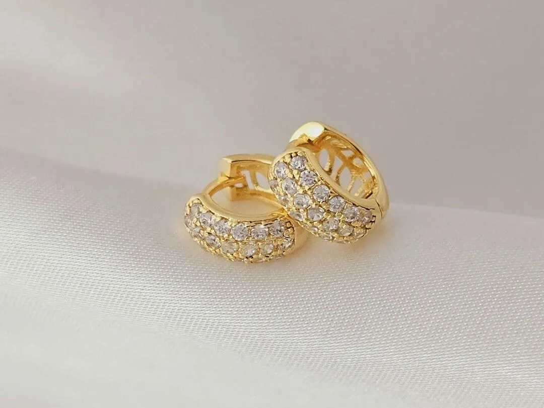 Argolinha Cravejada com microzirconia, banhado a ouro, medindo 1,1x0,5cm