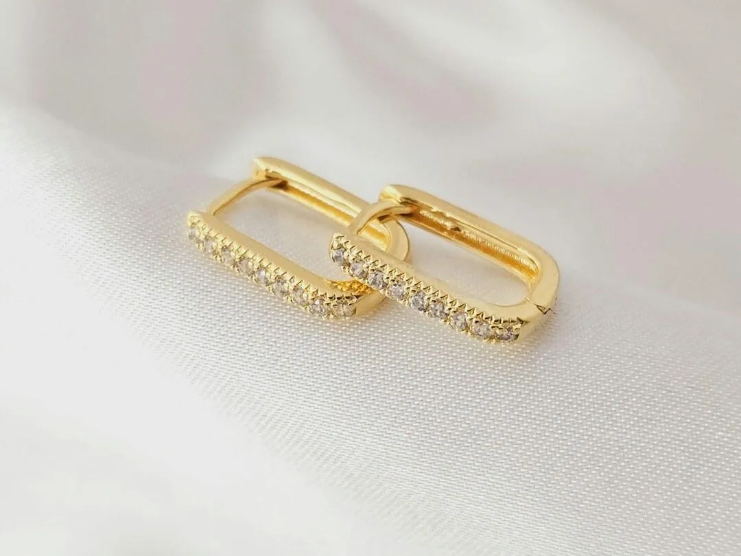 Argolinha cravejada microzirconia, banhado a ouro, medindo 1,4x0,2cm
