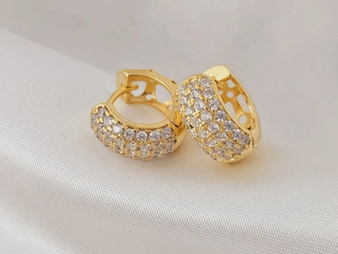 Brinco Argola com 4 fileiras de zirconias cravejadas banhada a ouro