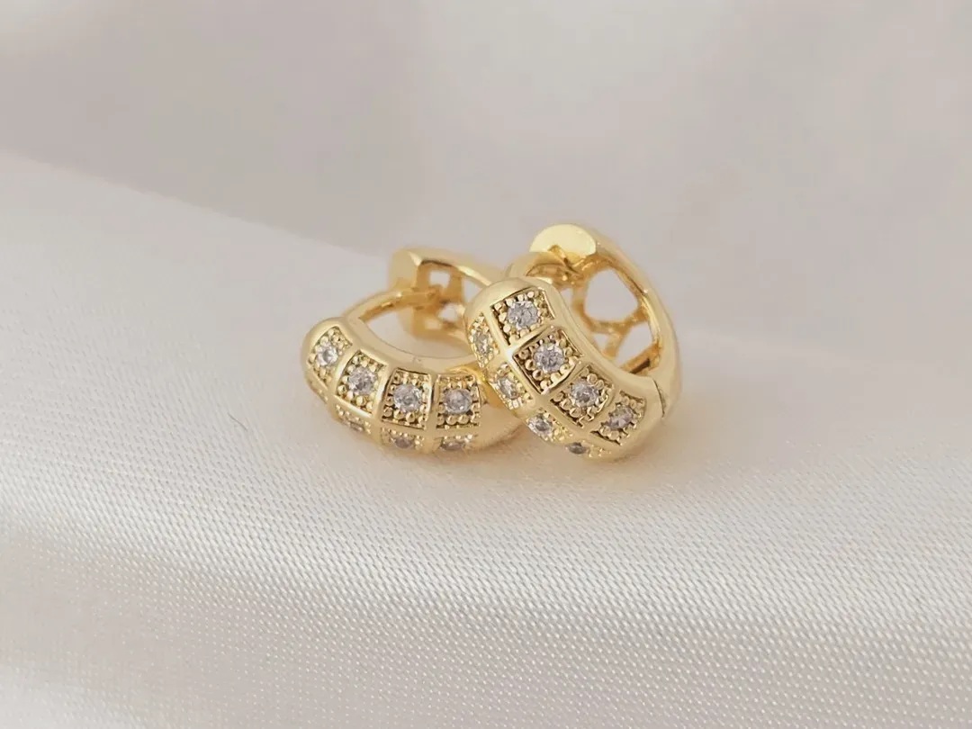 Brinco argola com duas fileiras de zirconias cravejadas banhada a ouro