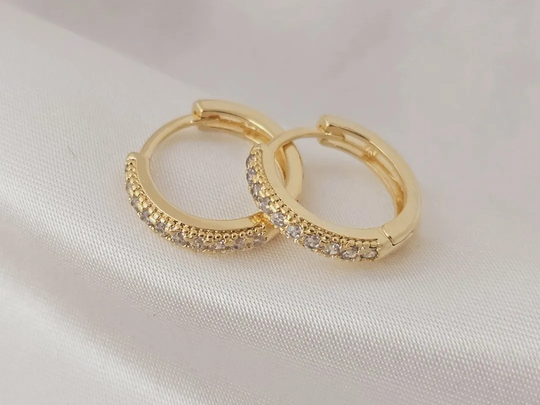 Brinco Argola com uma fileira de zirconia cravejada banhada a ouro