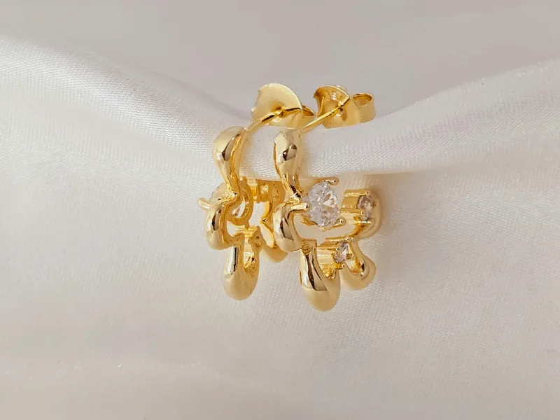 Brinco Argola Flor aberta lisa com zirconia, banhada a ouro, medindo 2,1x1,8cm