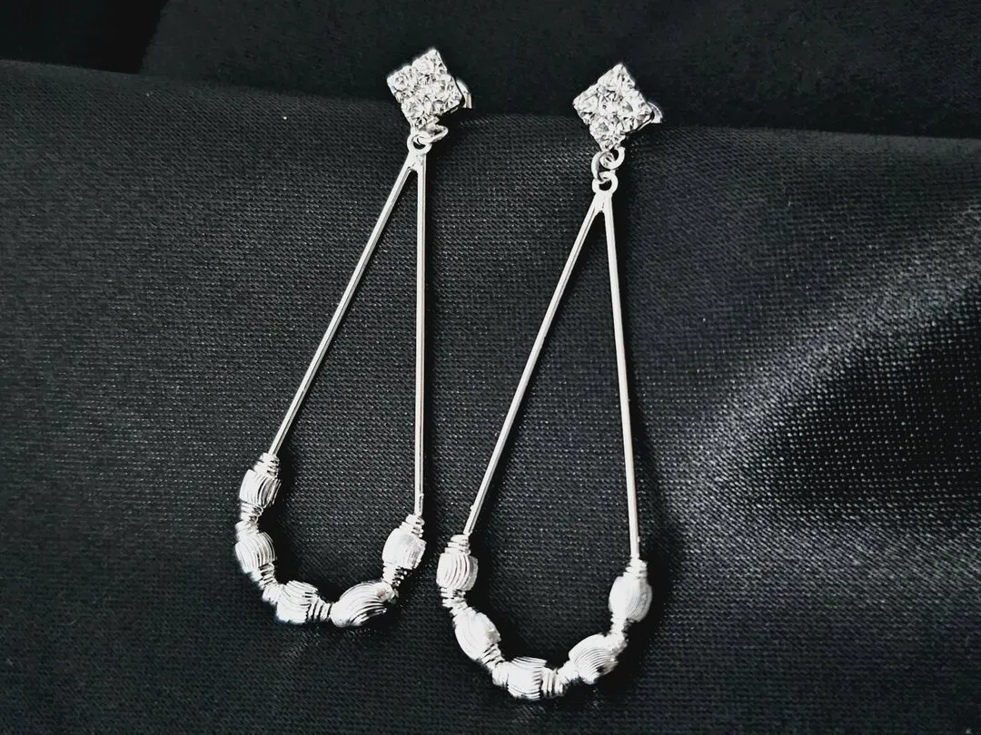 BRINCO ARGOLA FORMATO GOTA MINIMALISTAS COM PEDRAS BP
