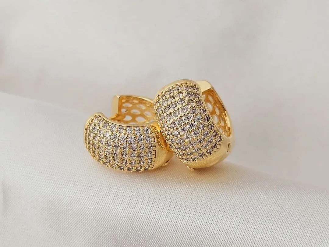 Brinco microzirconia cravejada banhada a ouro