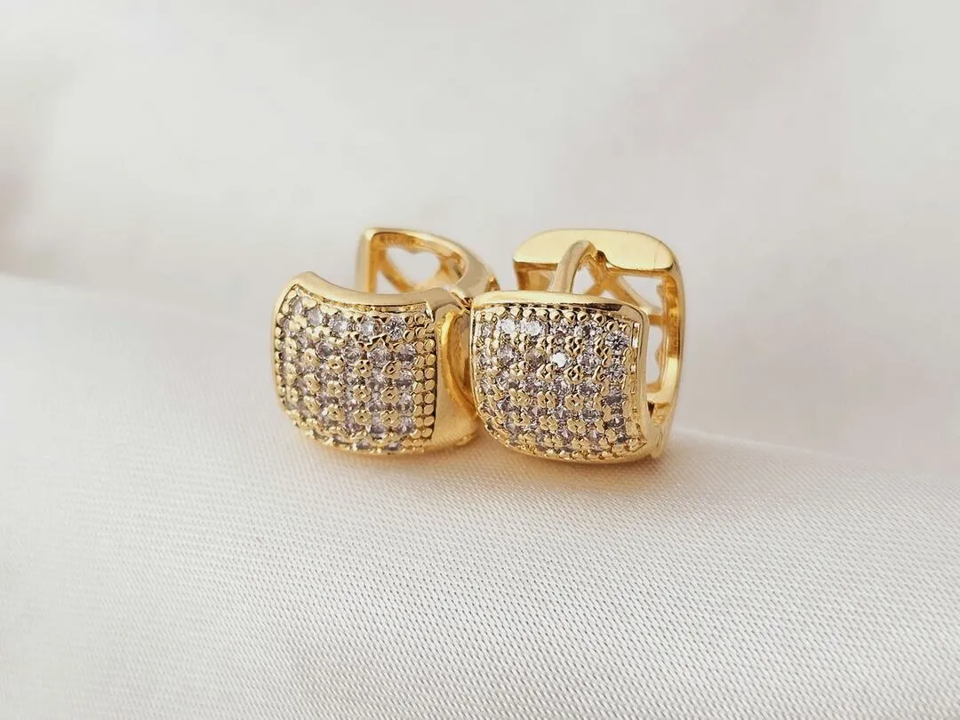 Brinco Argola microzirconia cravejada banhada a ouro