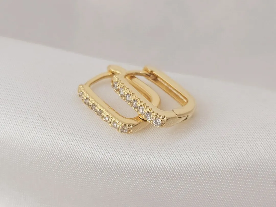 Brinco argola retangular cravejada de zirconia banhada a ouro