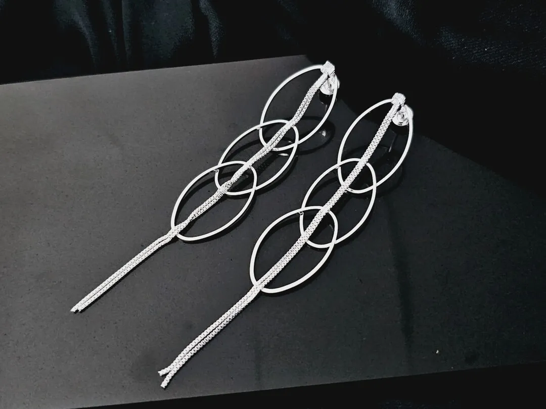 Brinco base zirconia de três formas ovais vazadas e dois fio pendurados banhado a prata