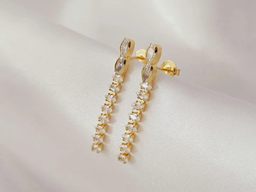 Brinco base zirconias cilindricas com fio de zircônia navete pendurada banhada a ouro