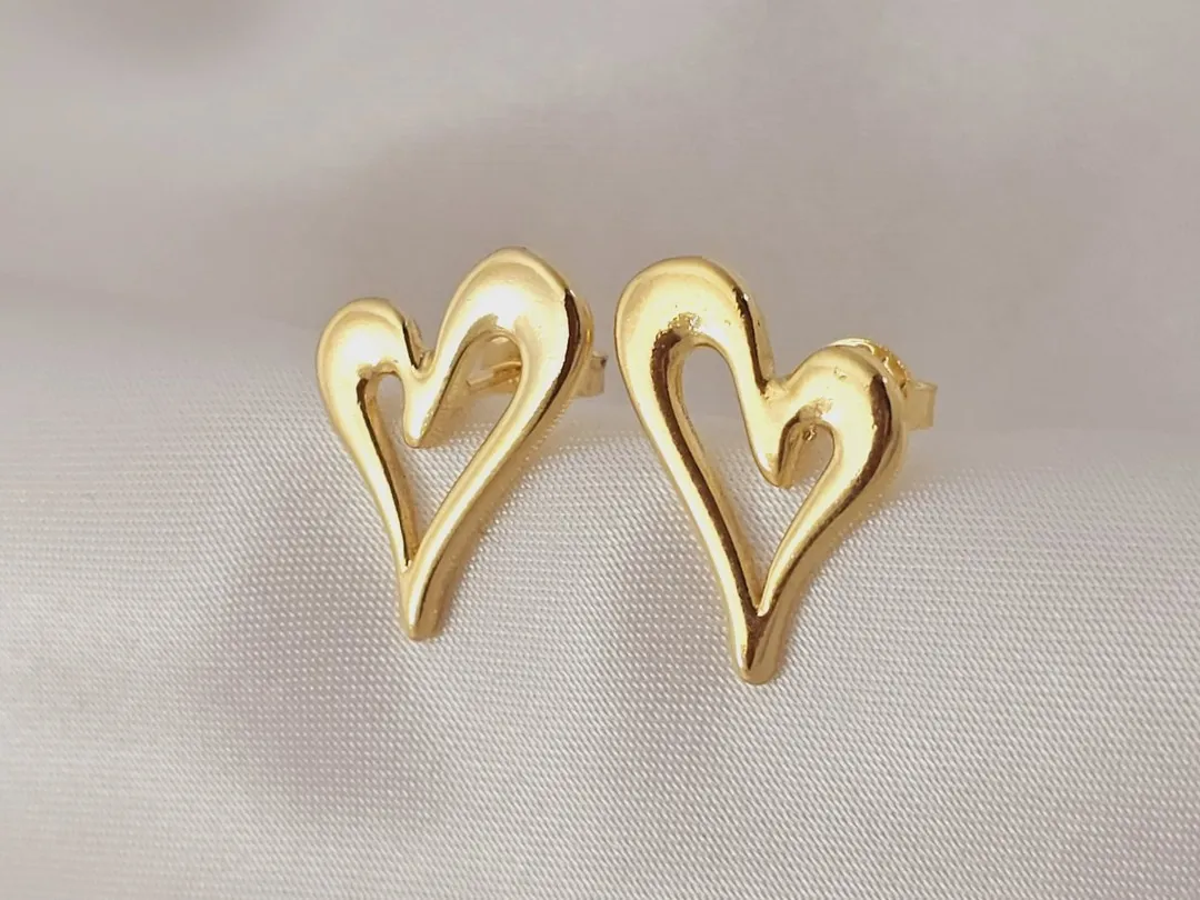 Brinco coração desenhado com meio vazado banhado a ouro