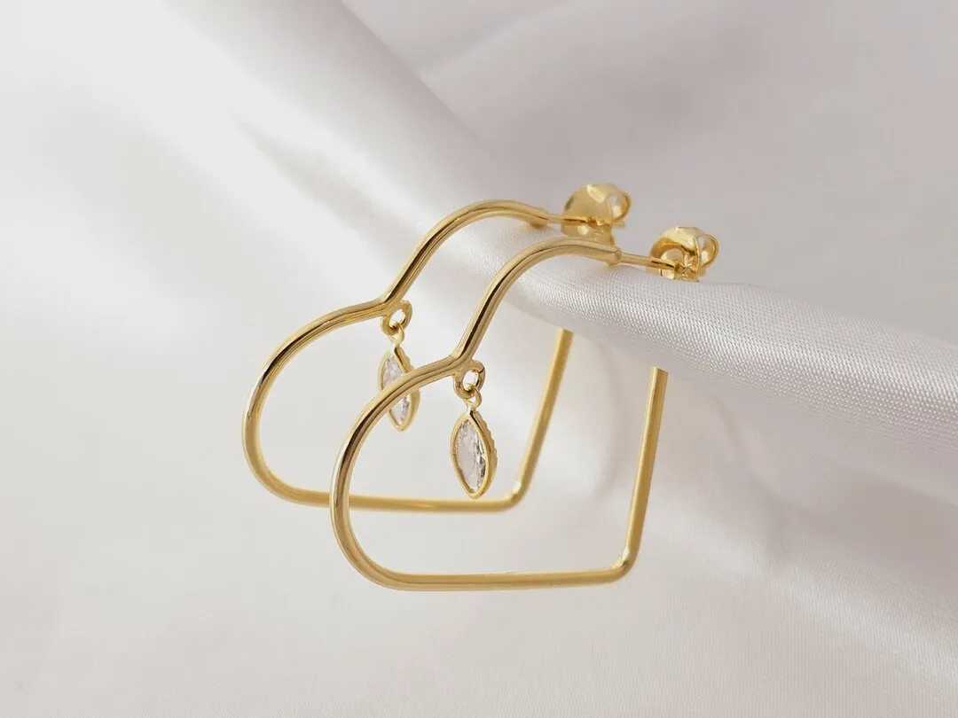 Brinco de argola em formato de coração com pendulo de zirconia ao centro banhado a ouro