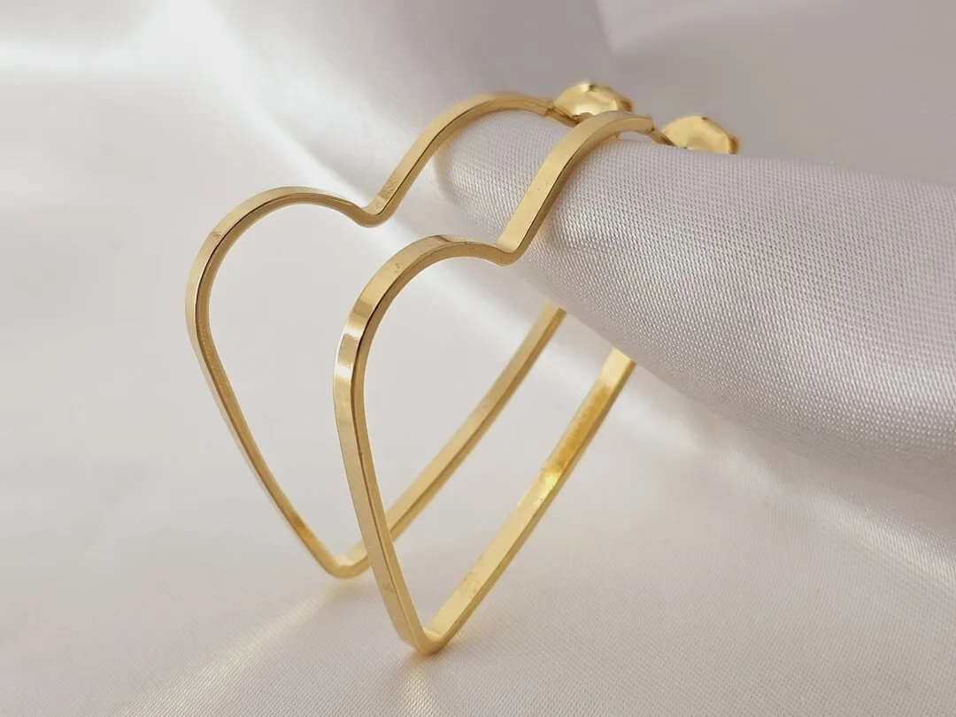 Brinco de argola em formato de coração torto banhado a ouro