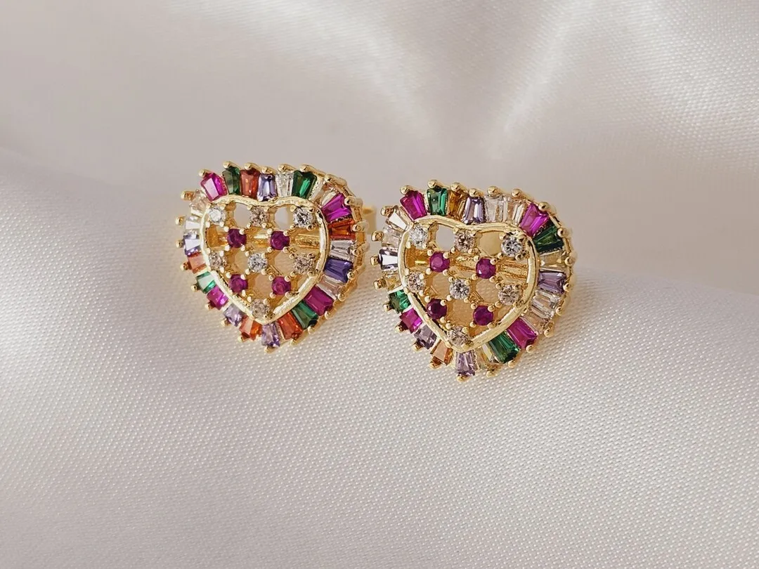 Brinco de coração cravejado de zirconias coloridas, banhado a ouro