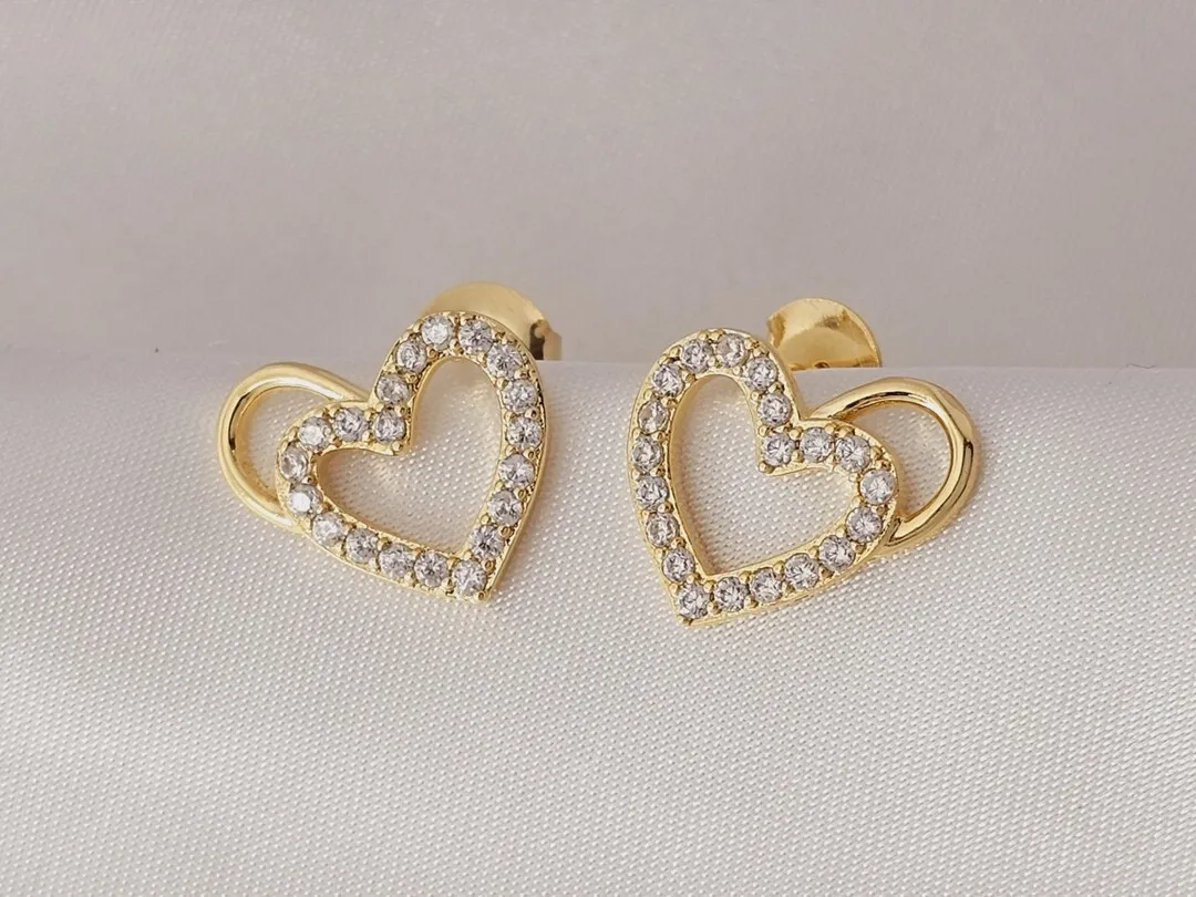 Brinco de coração cravejado de zirconias vazado, banhado a ouro