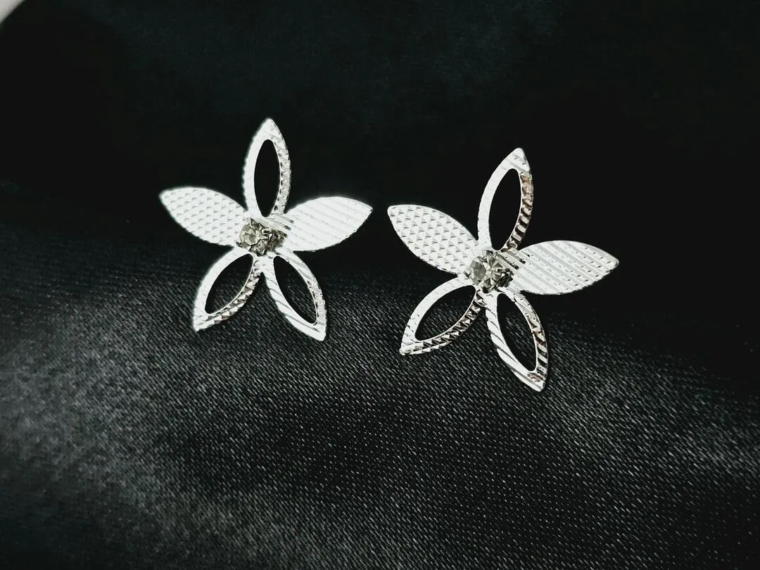 Brinco de flor cinco petalas, sendo três vazadas e uma pedra no meio banhado a prata