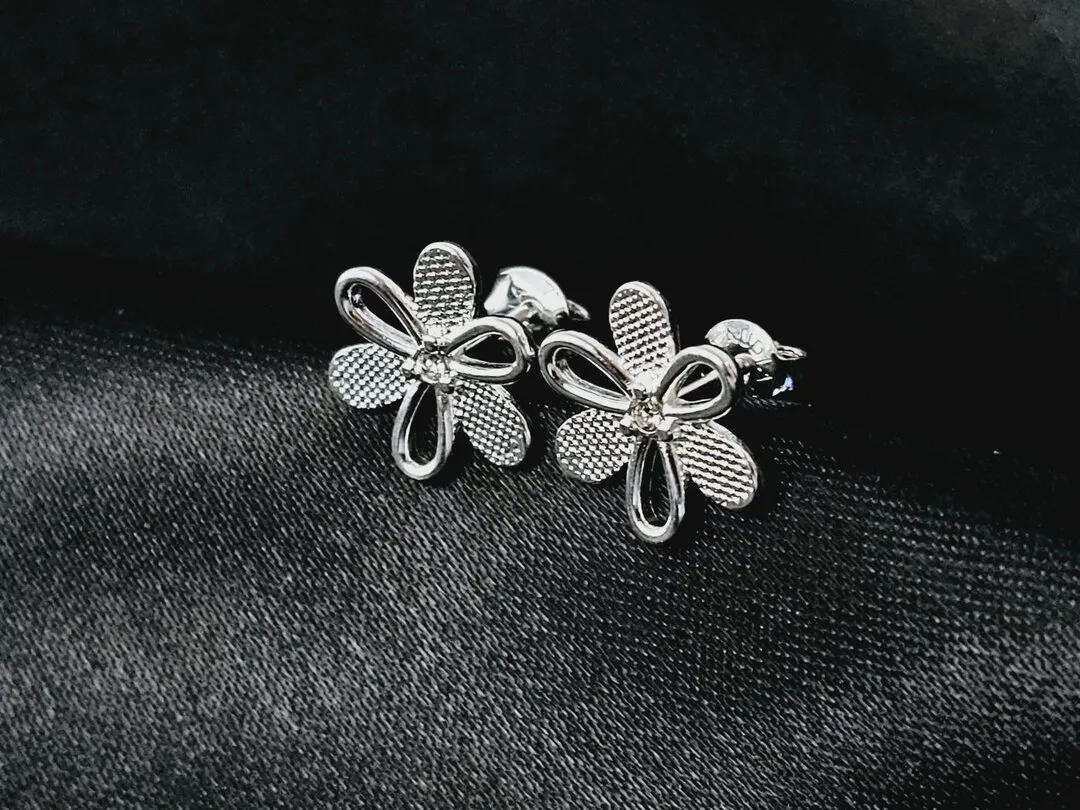 Brinco de flor com petalas texturizadas e petalas vazadas banhado a prata