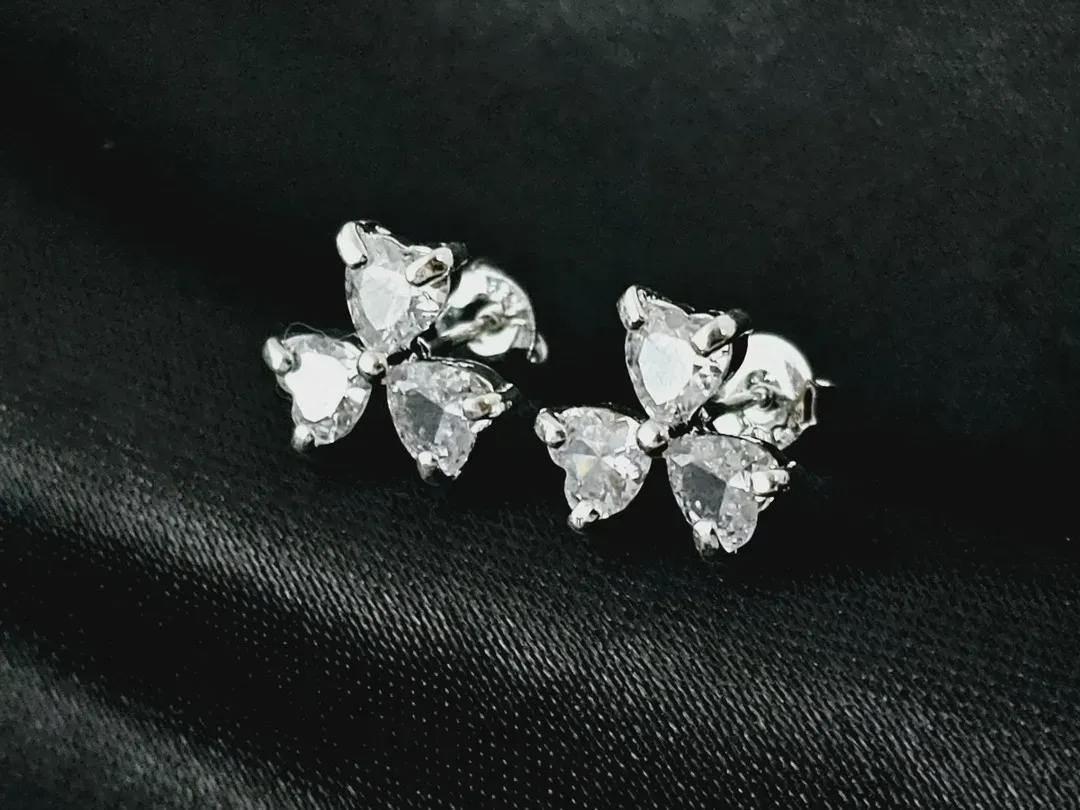 Brinco de flor de 3 pétalas de zirconias no formato de coração banhada a prata