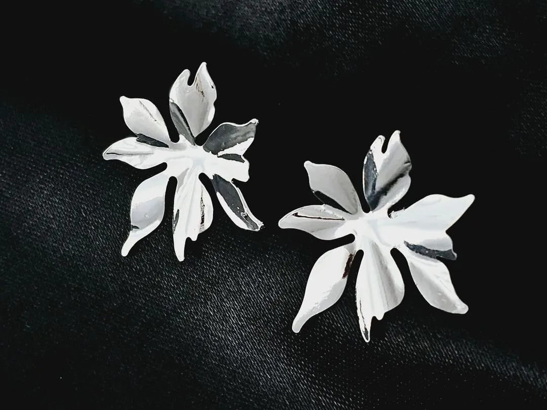 Brinco de flor orgânico banhado a prata
