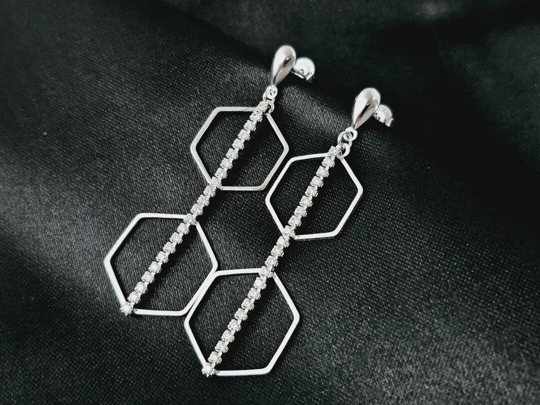 Brinco de formas geometricas vazadas e fio de zirconias banhado a prata