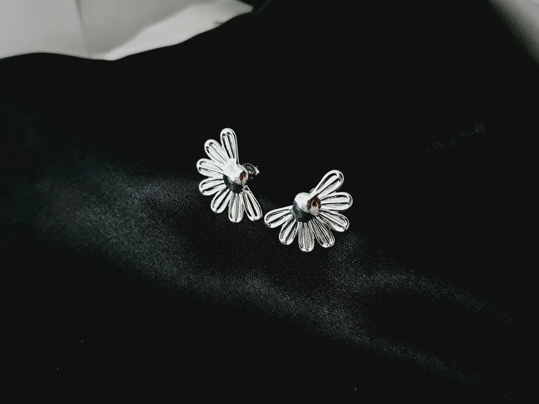 Brinco de meia flor banhado a prata
